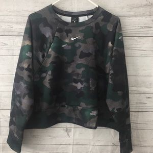 Nike Dri-fit Women’s camo fleece top large